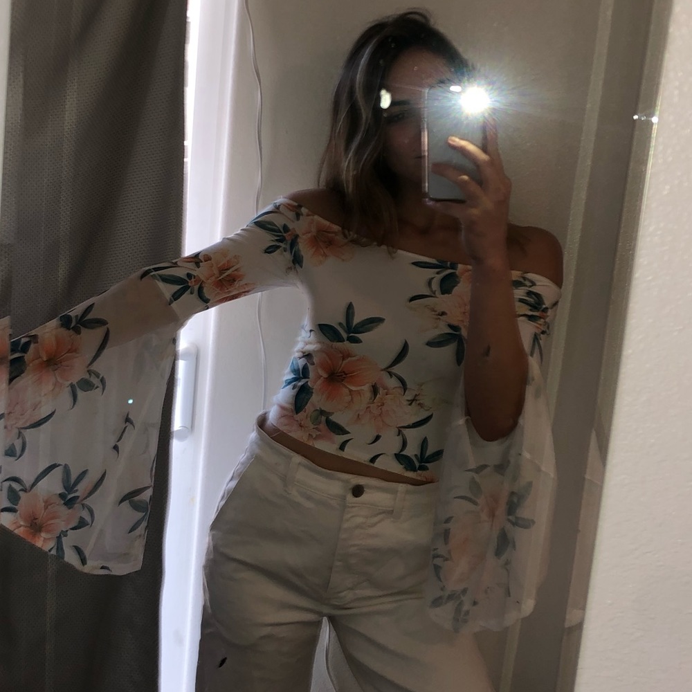 Floral off the shoulders shirt! flowy!